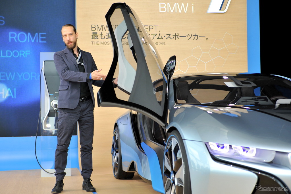 外装デザインについて解説するBMW i シニアエクステリア・デザイナーのカイ・ランガー氏