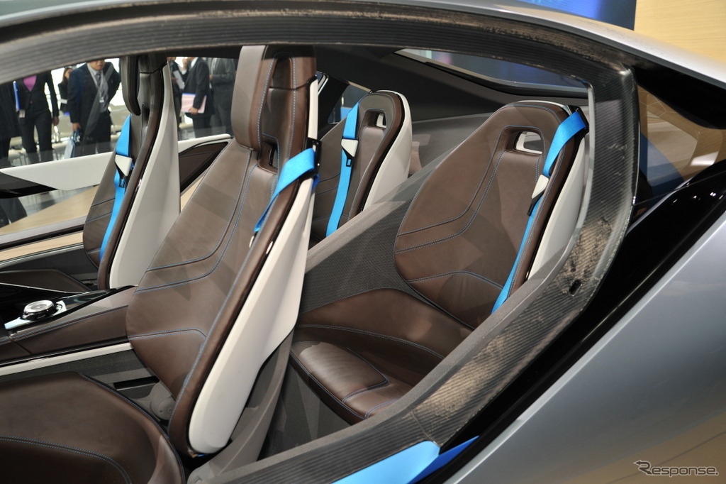 BMW i8 Conceptはドアを開けるとCFRP素材がむき出しとなるデザインになっている。