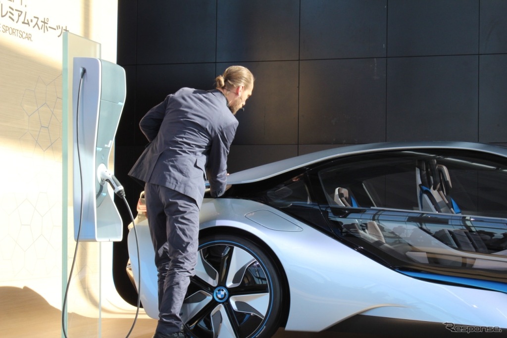 BMW AG BMW iシニア・エクステリア・デザイナーのカイ・ランガーさん（Cピラーに手が入るところを実演）