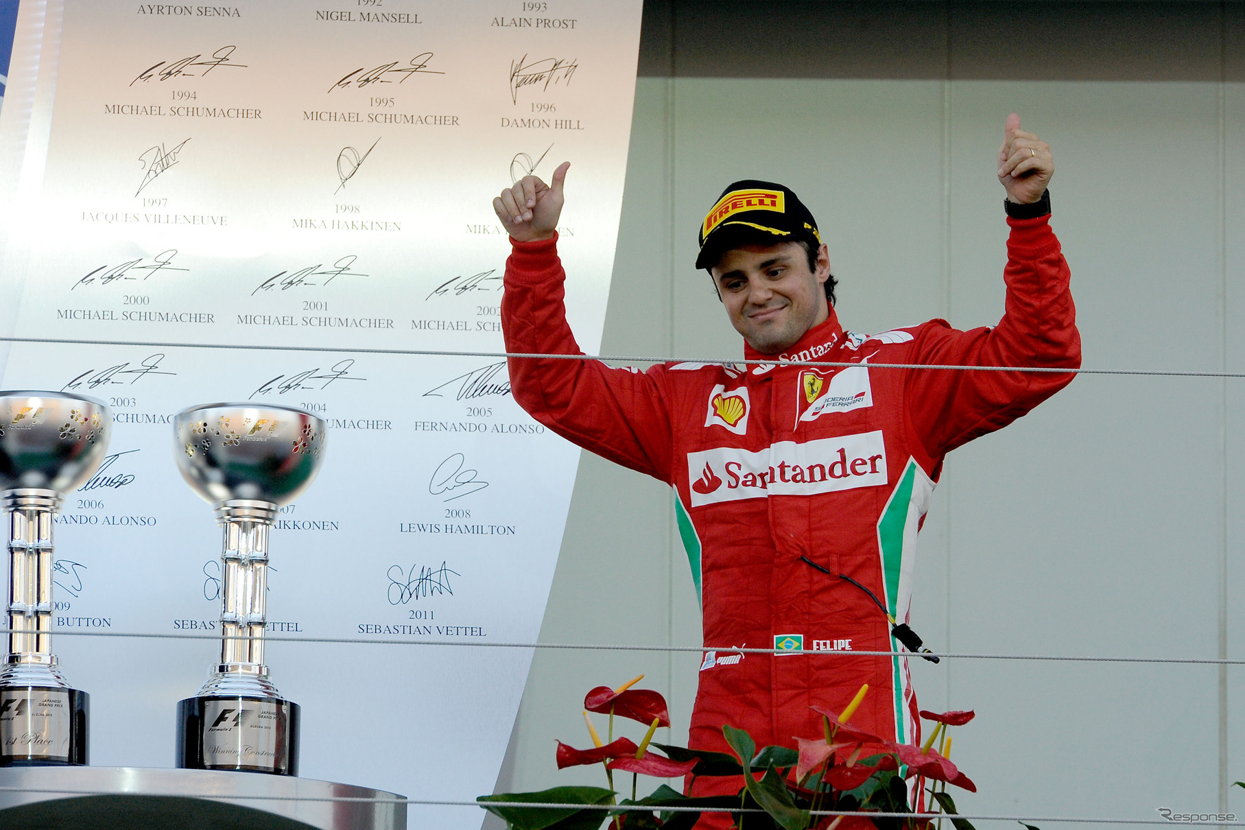 2位表彰台に上がり喜ぶフェラーリのフェリペ・マッサ（F1 日本GP）