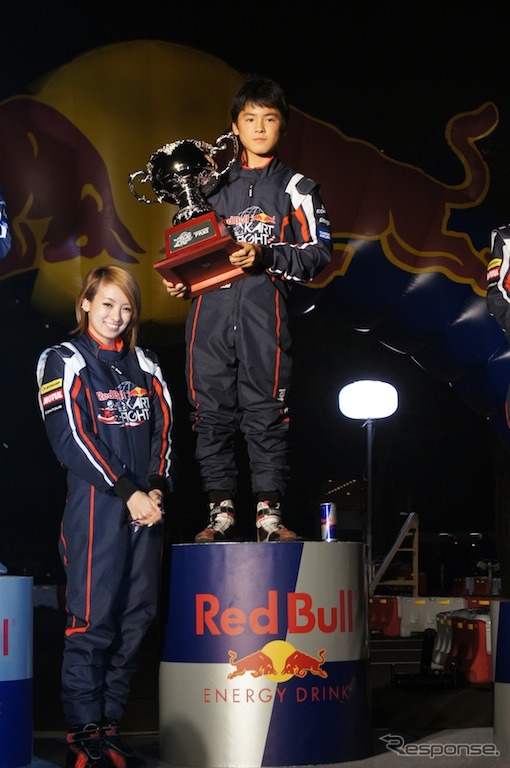 レッドブル・カート・ファイト・ジャパンファイナル 優勝者の澤田真治さん（右）とゲストの南明奈さん（左）