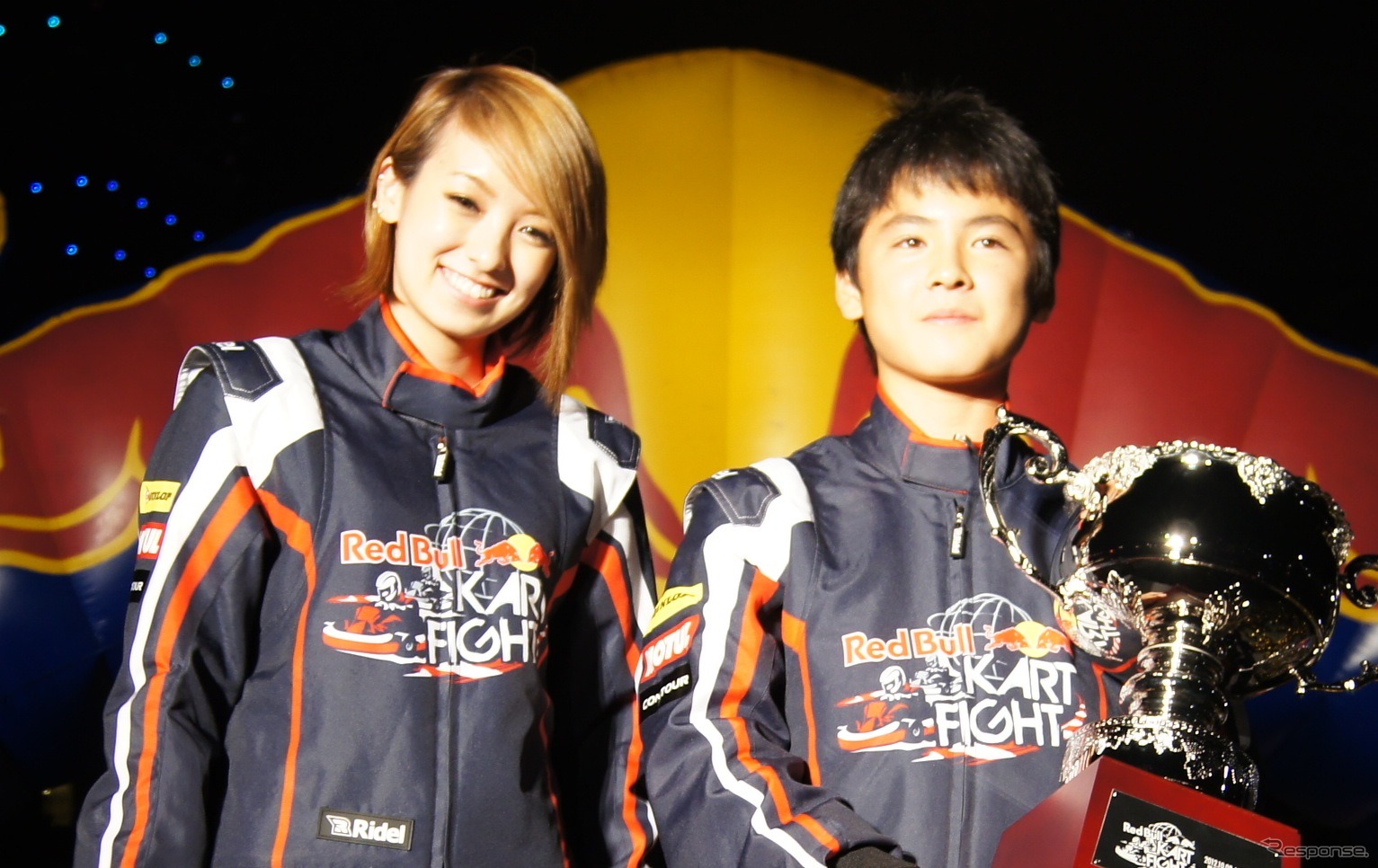 南明奈さん（左）とレッドブル・カート・ファイト・ジャパンファイナル優勝者の澤田真治さん（右）