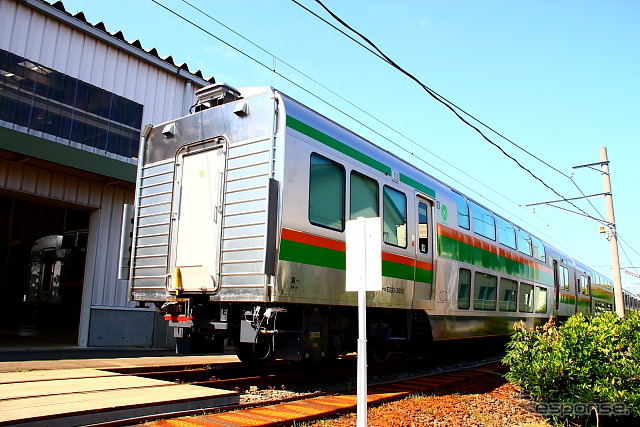 完成したばかりのE233系グリーン車（新津車両製作所）