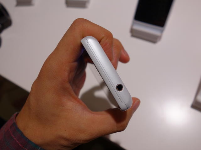 「RAZR（レーザー） M SoftBank 201M」