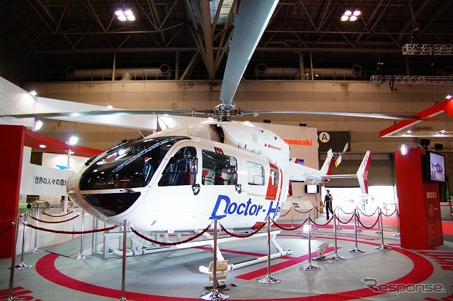 川崎重工ブースにはドクターヘリ仕様の『BK117』を展示。