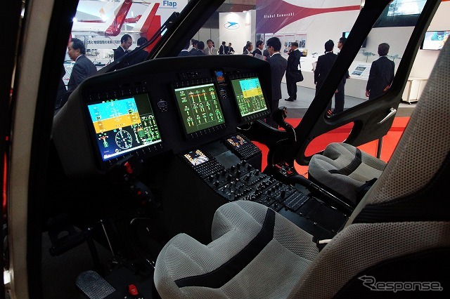 操縦席はいわゆるグラスコクピット。様々な操縦支援装置も加わる。世代が新しいので、すっきりとした印象。
