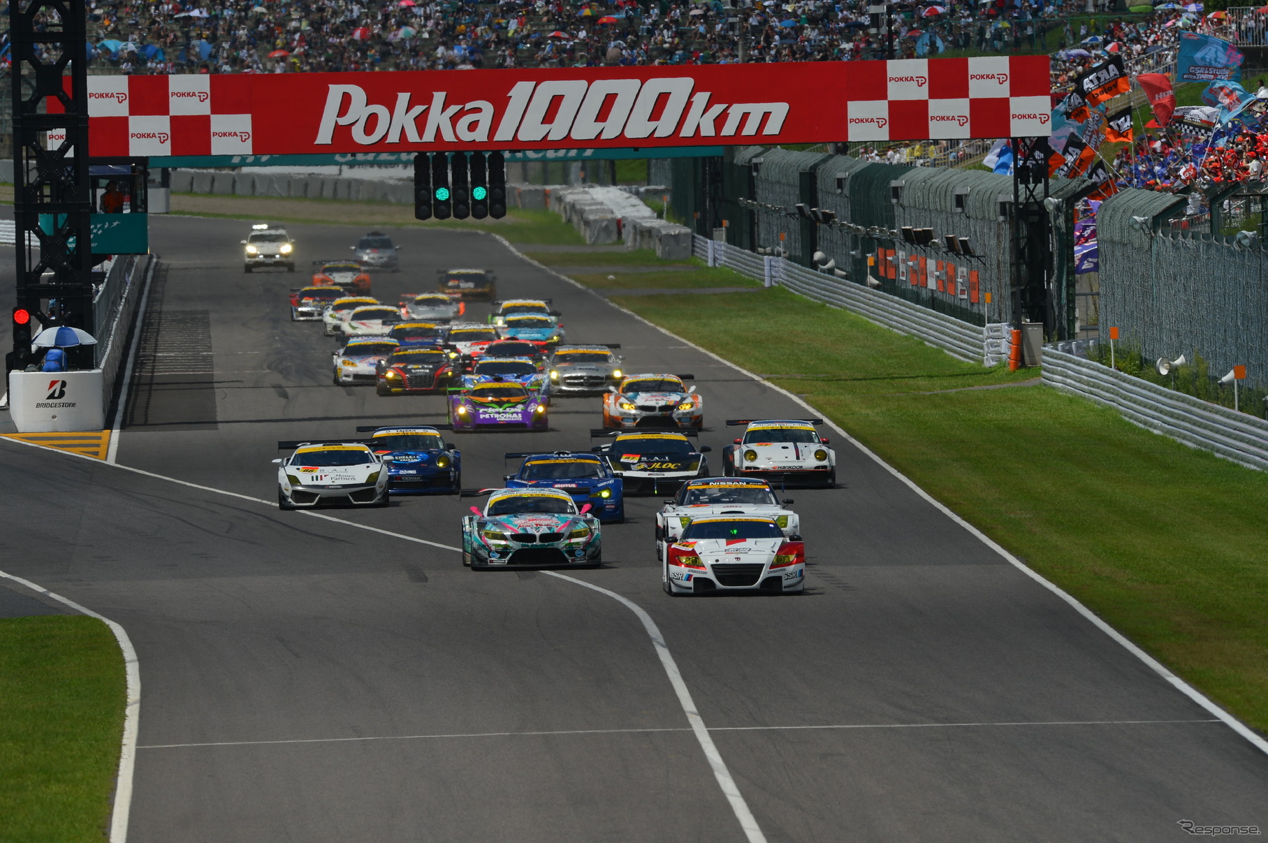 GT300クラスには多彩な車種が参戦中。写真の先頭は、ハイブリッドレーサーのホンダCR-Z（鈴鹿戦）。