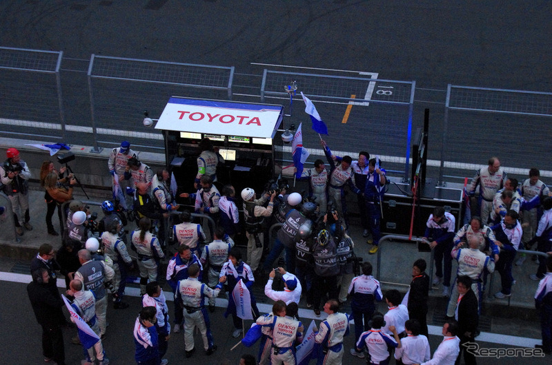 喜ぶトヨタレーシングのクルー