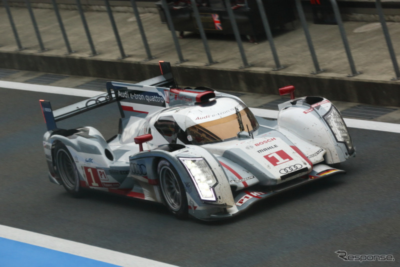 接触事故により、左のフロントカウルが損傷したアウディ R18 e-tronクワトロ