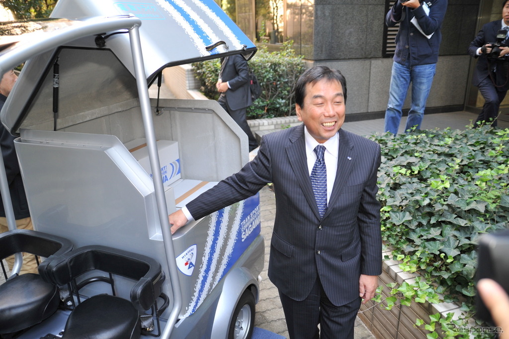 SGモータース代表取締役 社長 谷本育生氏と佐川急便仕様のライク-T3