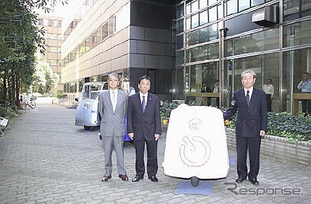 左からユアサM＆B・橋本篤実部長、SGモータース・谷本育生社長、光岡自動車・光岡進会長