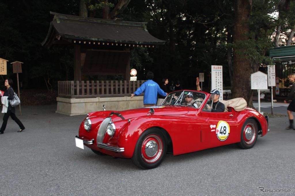 明治神宮へ到着したジャガー・XK120