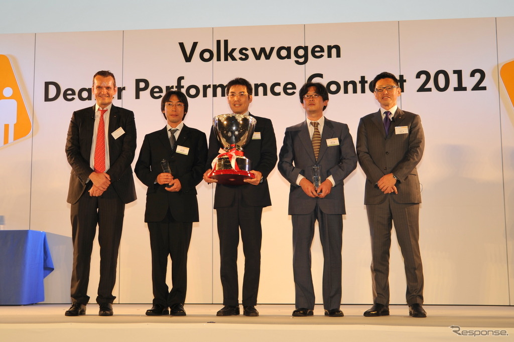 パーツ部門受賞者と、VWグループジャパン代表取締役社長の庄司茂氏、常務執行役員アフターセールス本部長のトーマスジルベルト氏