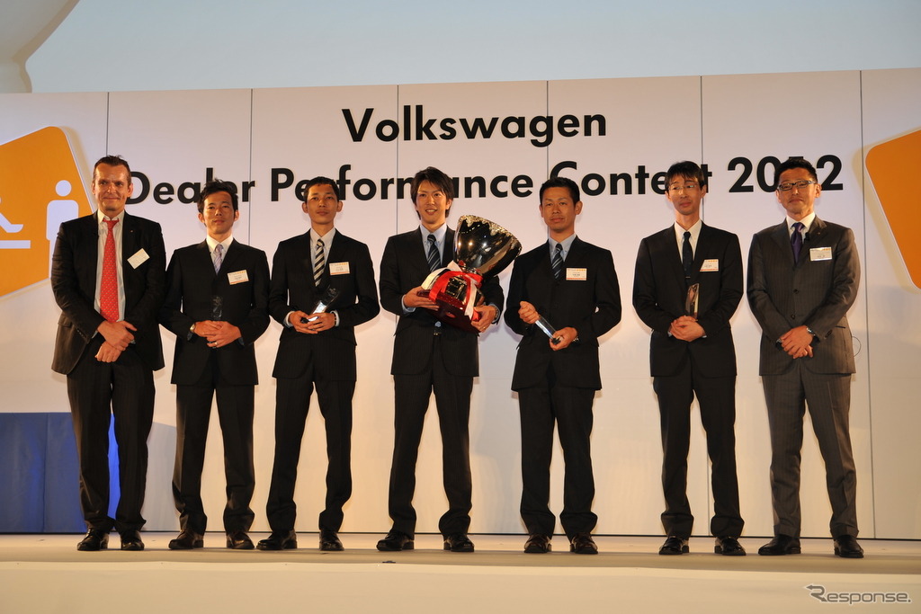 サービスアドバイザー部門受賞者と、VWグループジャパン代表取締役社長の庄司茂氏、常務執行役員アフターセールス本部長のトーマスジルベルト氏