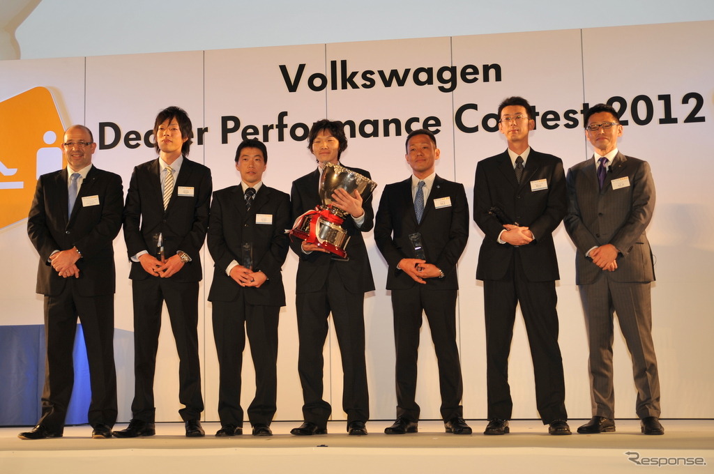 サービステクニシャン部門受賞者と、VWグループジャパン代表取締役社長の庄司茂氏、サービス技術部 部長のハイコラツニ氏
