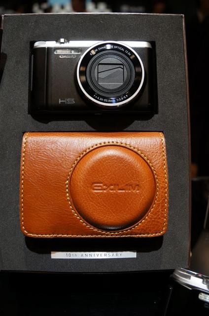 “EXILIM”発売10周年を記念した限定モデル『EX-ZR1000BSA』