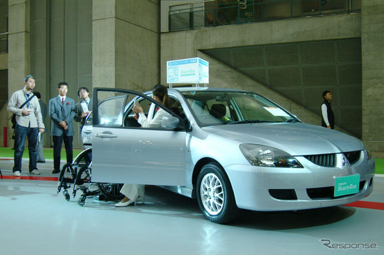 【東京モーターショー04】三菱自動車、車いすを電動収納できるランサー