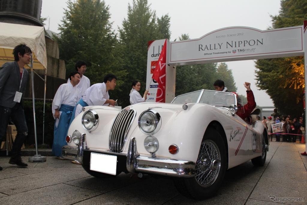 雅楽奏者の東儀秀樹氏もジャガー・XK140でゴール