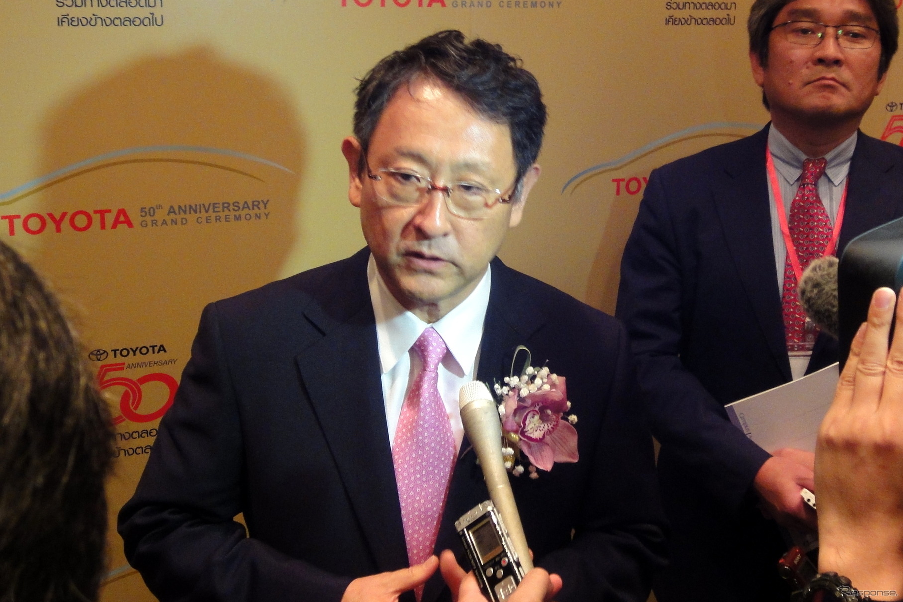 記者団の囲み取材に応じる豊田社長