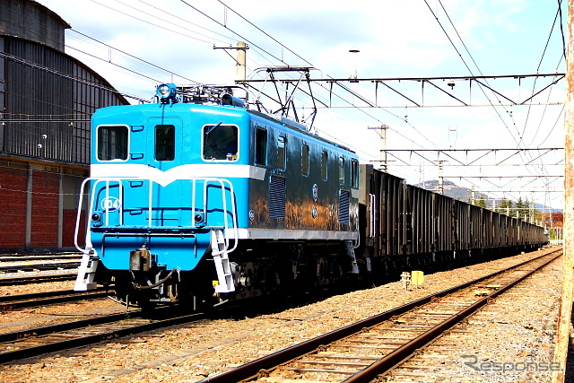 デキ104けん引による貨物列車
