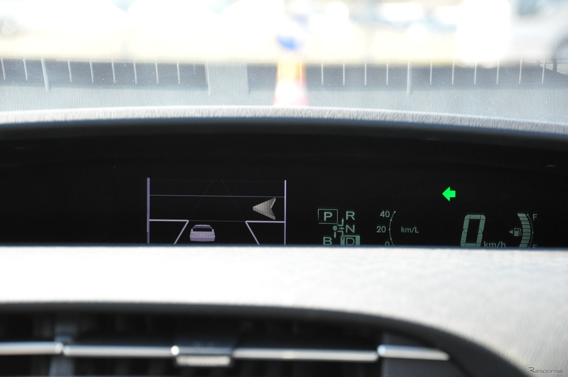 インストルメントパネルにある速度表示の隣に、車両周辺の交通環境が表示された。他車両検知のようす