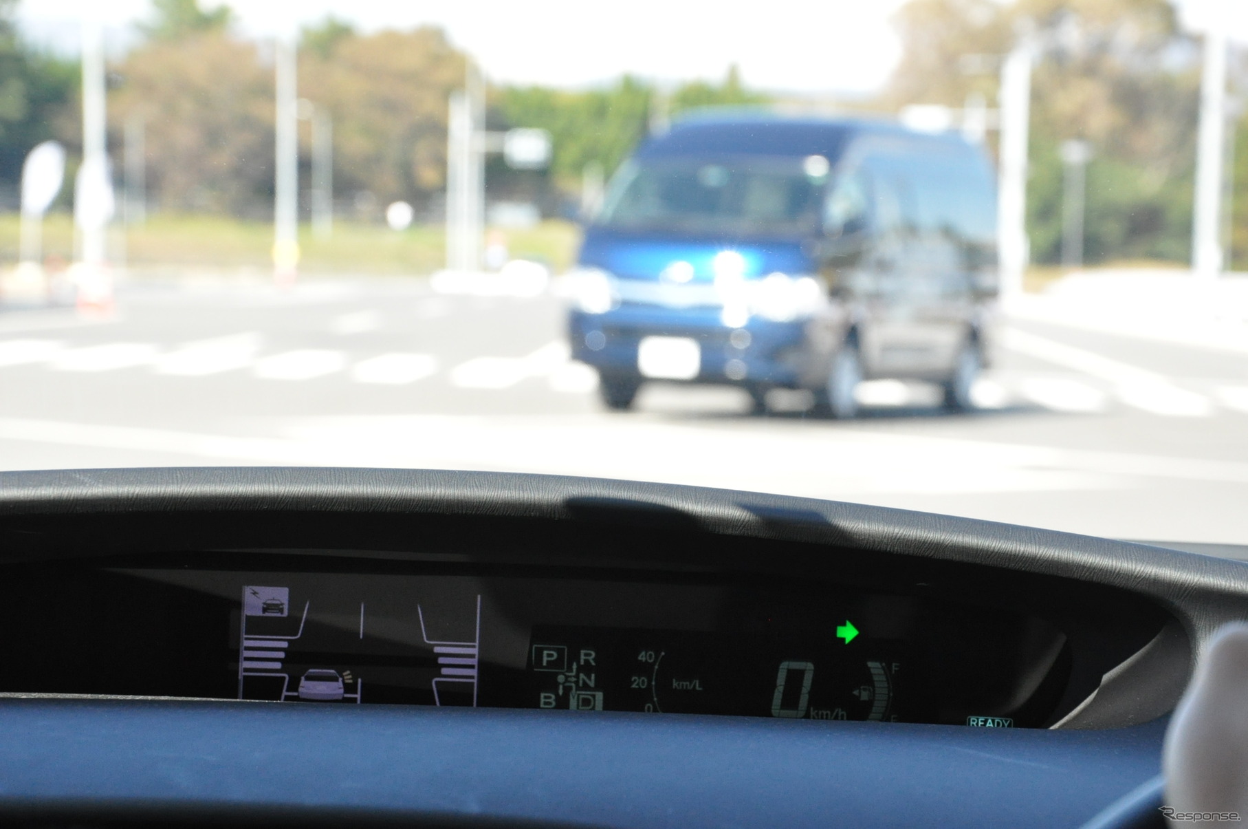 インストルメントパネルにある速度表示の隣に、車両周辺の交通環境が表示された