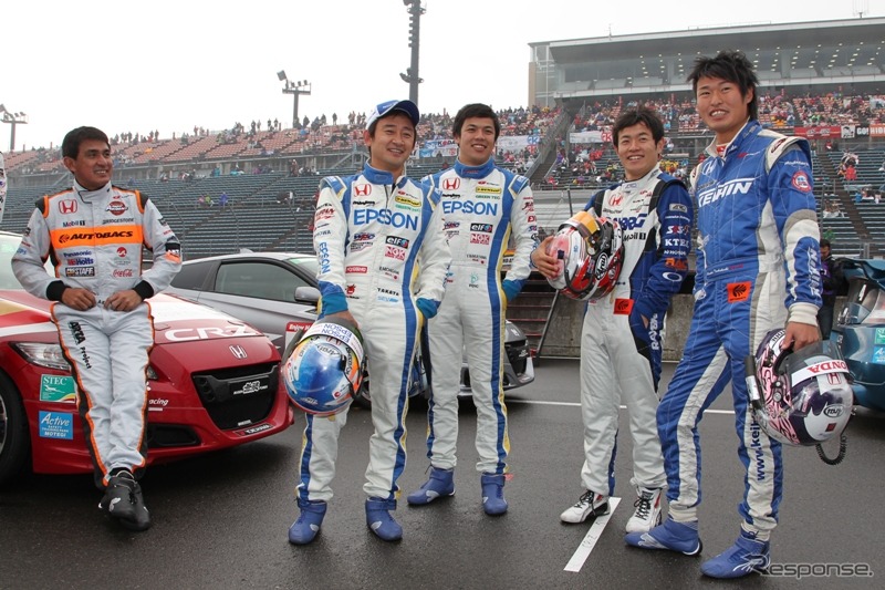 エコレースで優勝したの塚越広大（一番右）