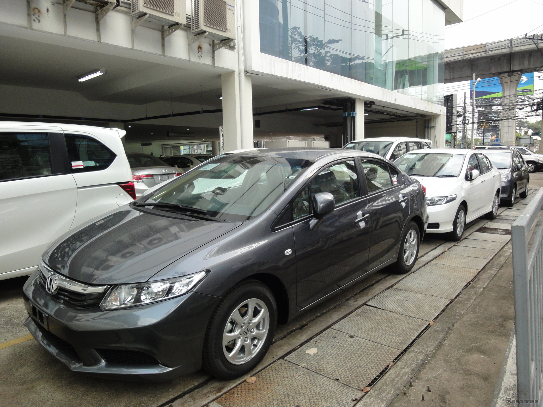 納車を待つ『シティ』（バンコク市内のホンダディーラー）