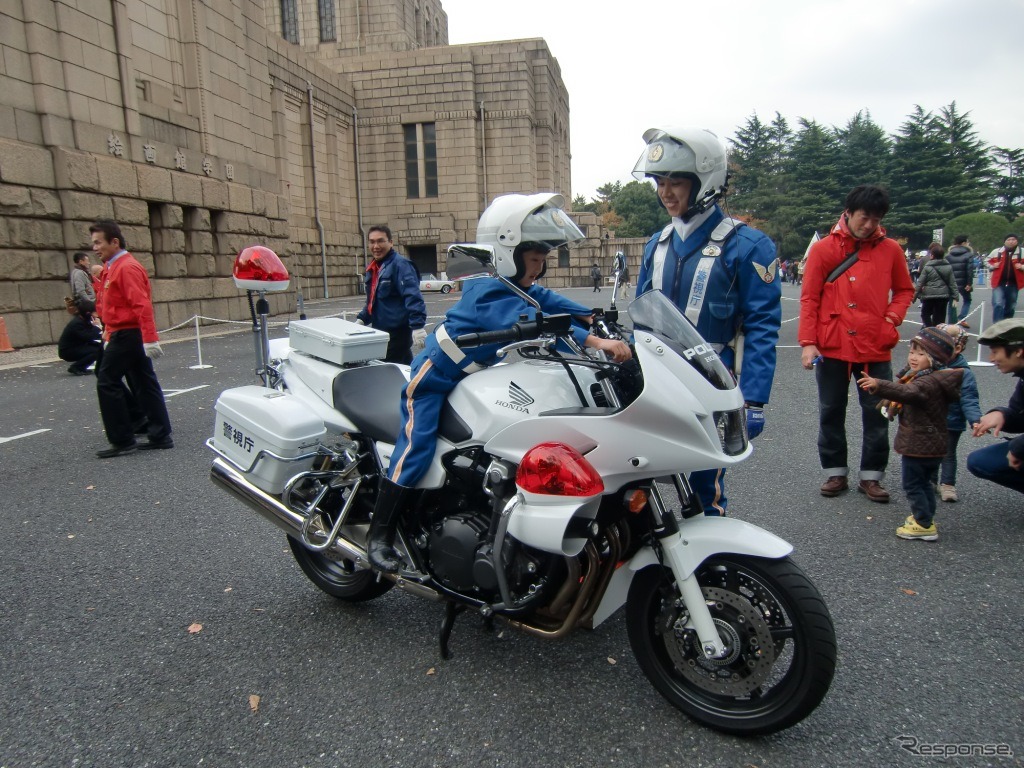 交通安全イベントコーナーでは制服で白バイに跨れる