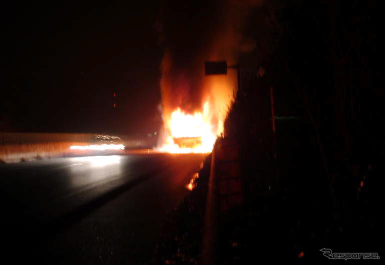 【山陽道夜行高速バス炎上】その3…走行車線に座り込む