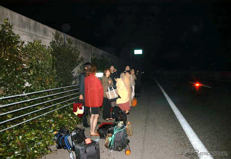 【山陽道夜行高速バス炎上】その3…走行車線に座り込む