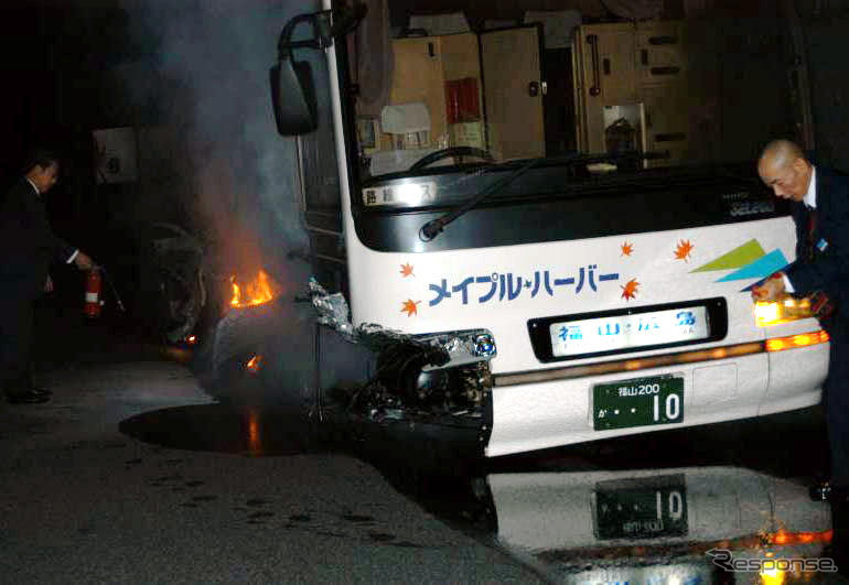 【山陽道夜行高速バス炎上】その4…写真蔵で見る出火から消火まで