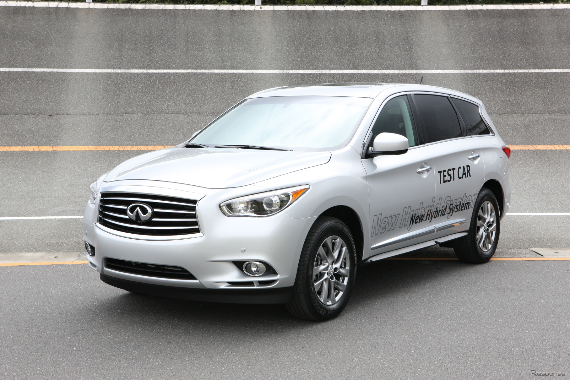 日産の先進技術発表会で用意されたFFのHV試作車