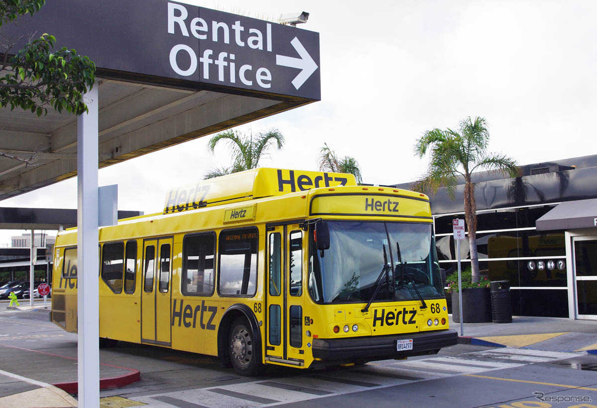 世界でレンタカーサービスを展開するハーツは、各国でのローカライズと会員サービスの充実で差別化を図る。写真は米国ロサンゼルス空港営業所