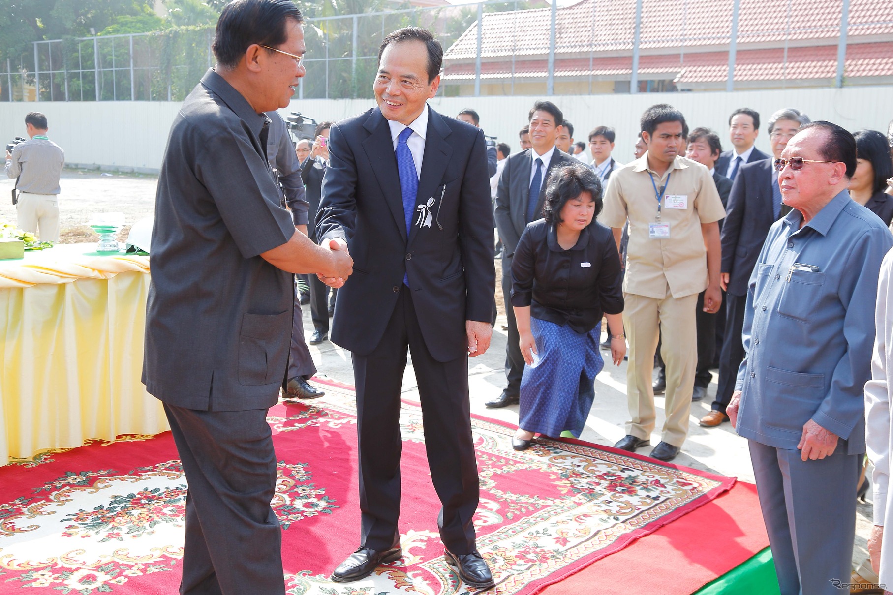起工式に出席した、イオンの岡田元也社長（右）とカンボジアのフン・セン首相（左）