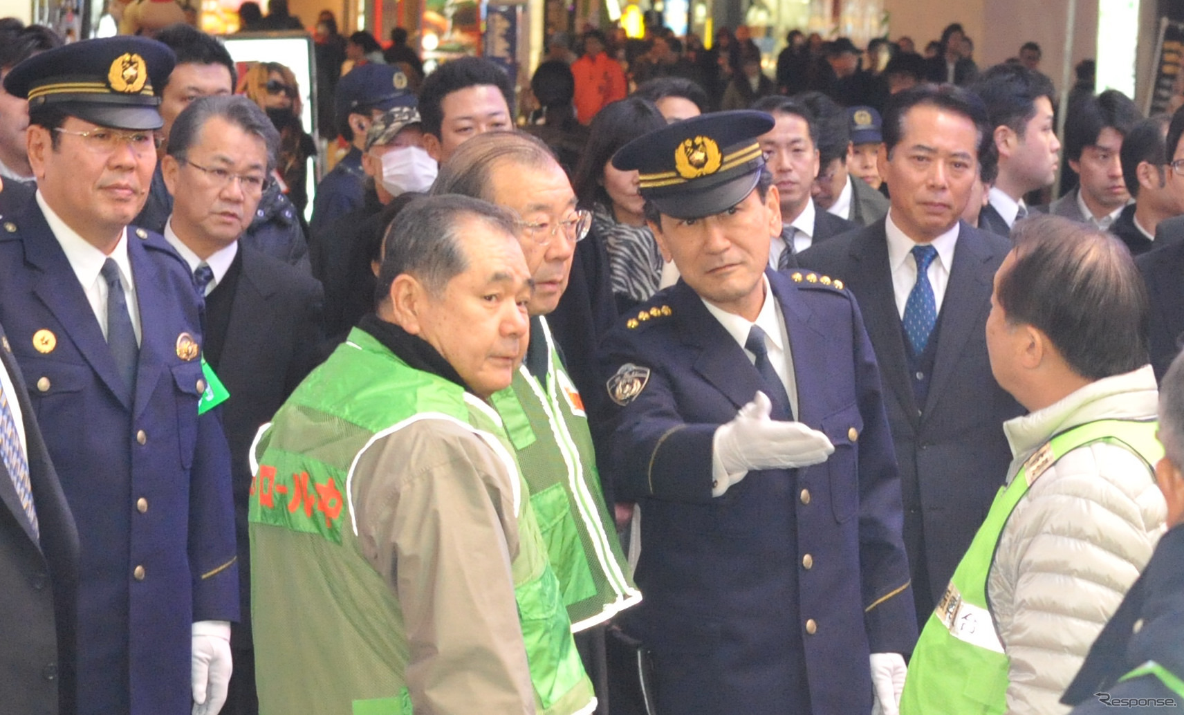 ボランティア活動の地域住民と話す樋口警視総監（21日・新宿区）