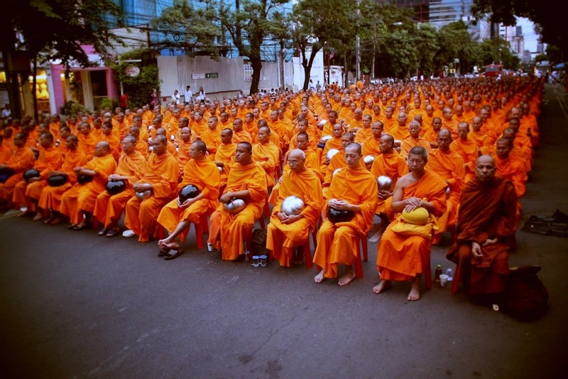 タイ国内の僧侶2555人が大集結！バンコクの日本人街で行われた大規模な托鉢がスゴイ！