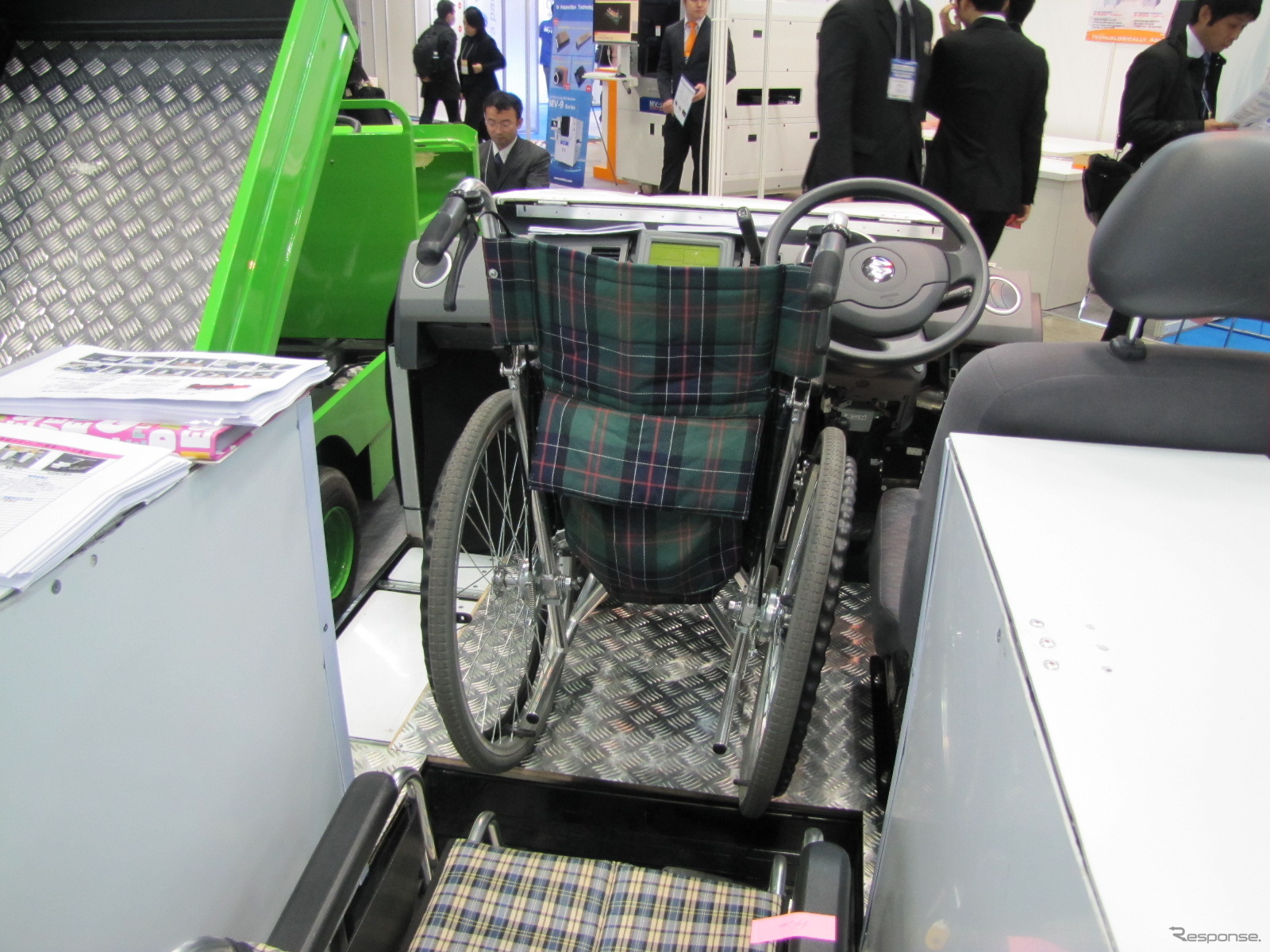 EVジャパンの車椅子ダイレクト乗車リフト付超小型モビリティ「エスモス」（オートモーティブワールド13）