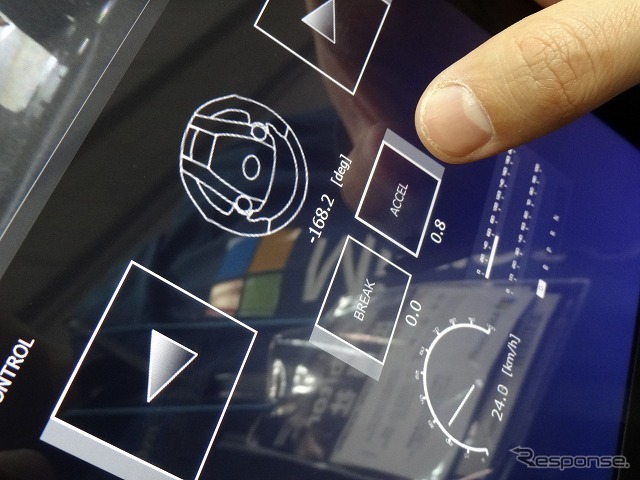 タブレットからステアリングやアクセル、ブレーキの操作が可能。