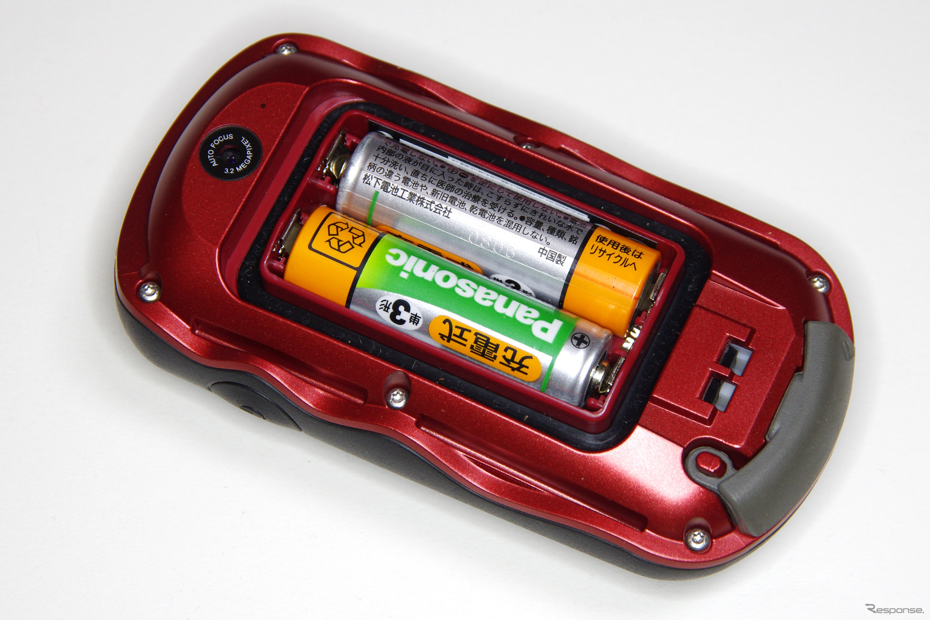 裏ブタを開けると2本の単三乾電池がある。アルカリ、ニッケル水素、リチウム電池に対応している。