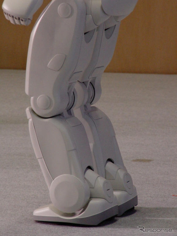 【ロボット新時代写真蔵】ホンダ アシモ は2005年に向けダッシュ