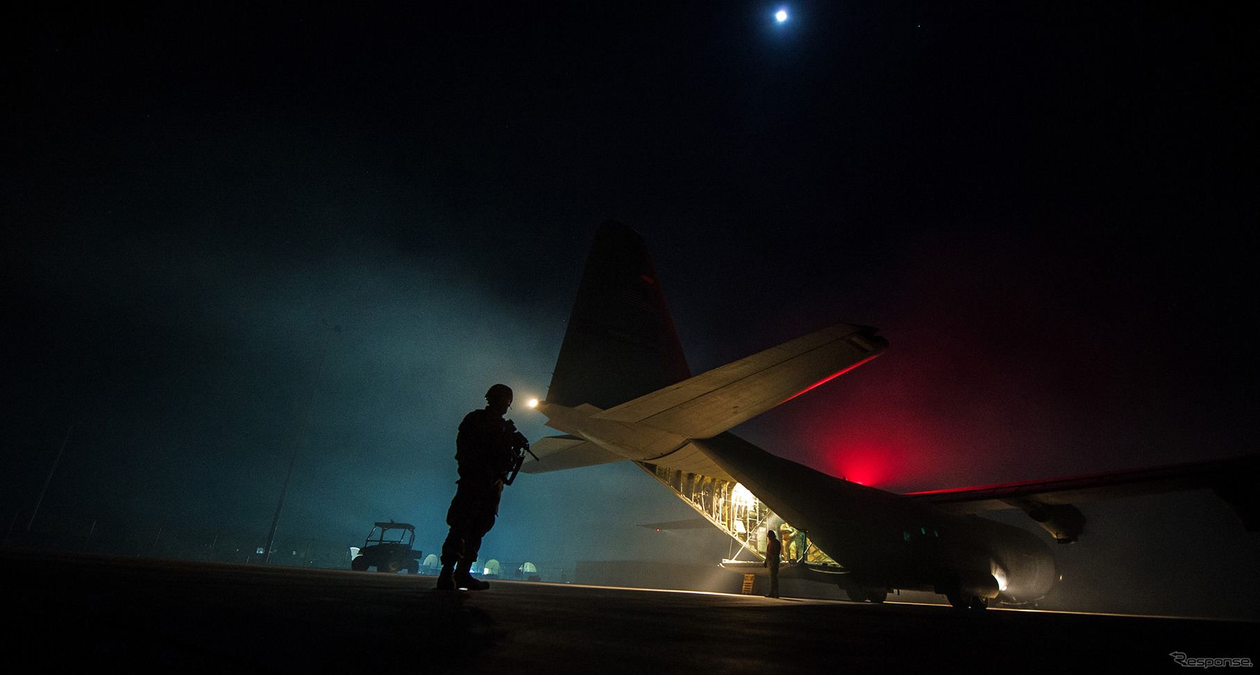 C-130J スーパー・ヘラクレスの周辺警戒を行う兵士の姿を公開