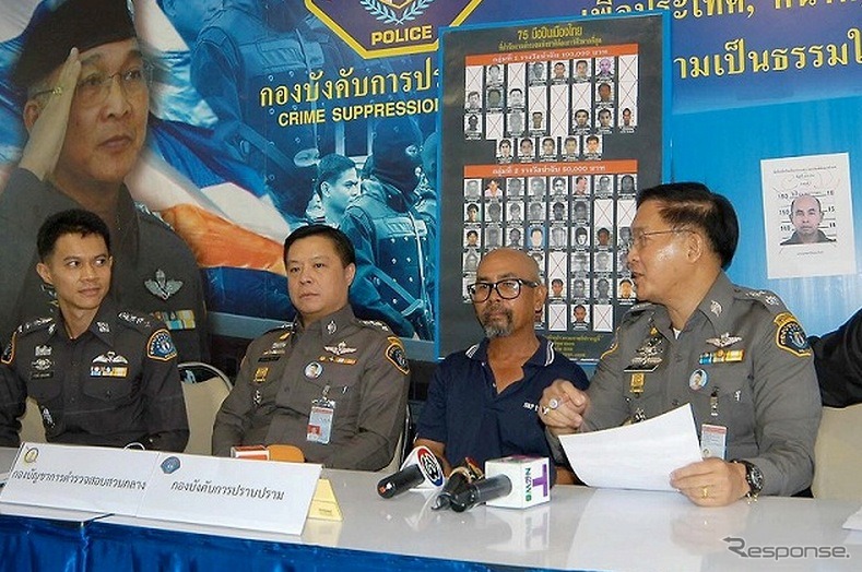 スラポン容疑者（右から２人目）　（写真提供、タイ警察）
