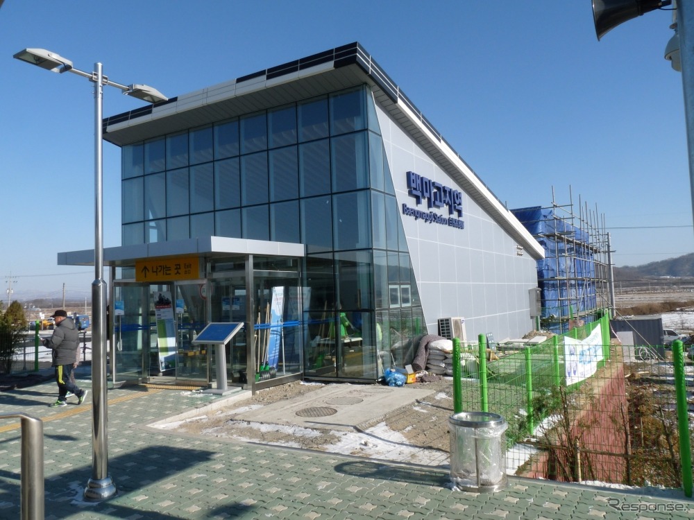 白馬高地（ペンマゴジ）駅の駅舎。改札口と待合スペースがあるだけの、小ぶりな駅舎だ。