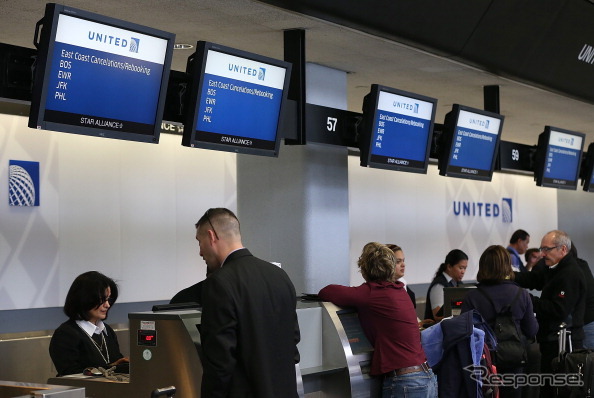 米国東部を襲った吹雪による航空便の運行中止