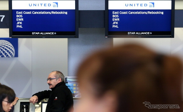 米国東部を襲った吹雪による航空便の運行中止