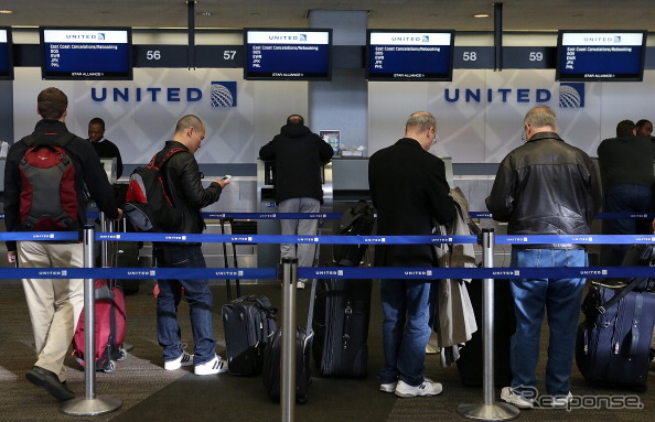 米国東部を襲った吹雪による航空便の運行中止