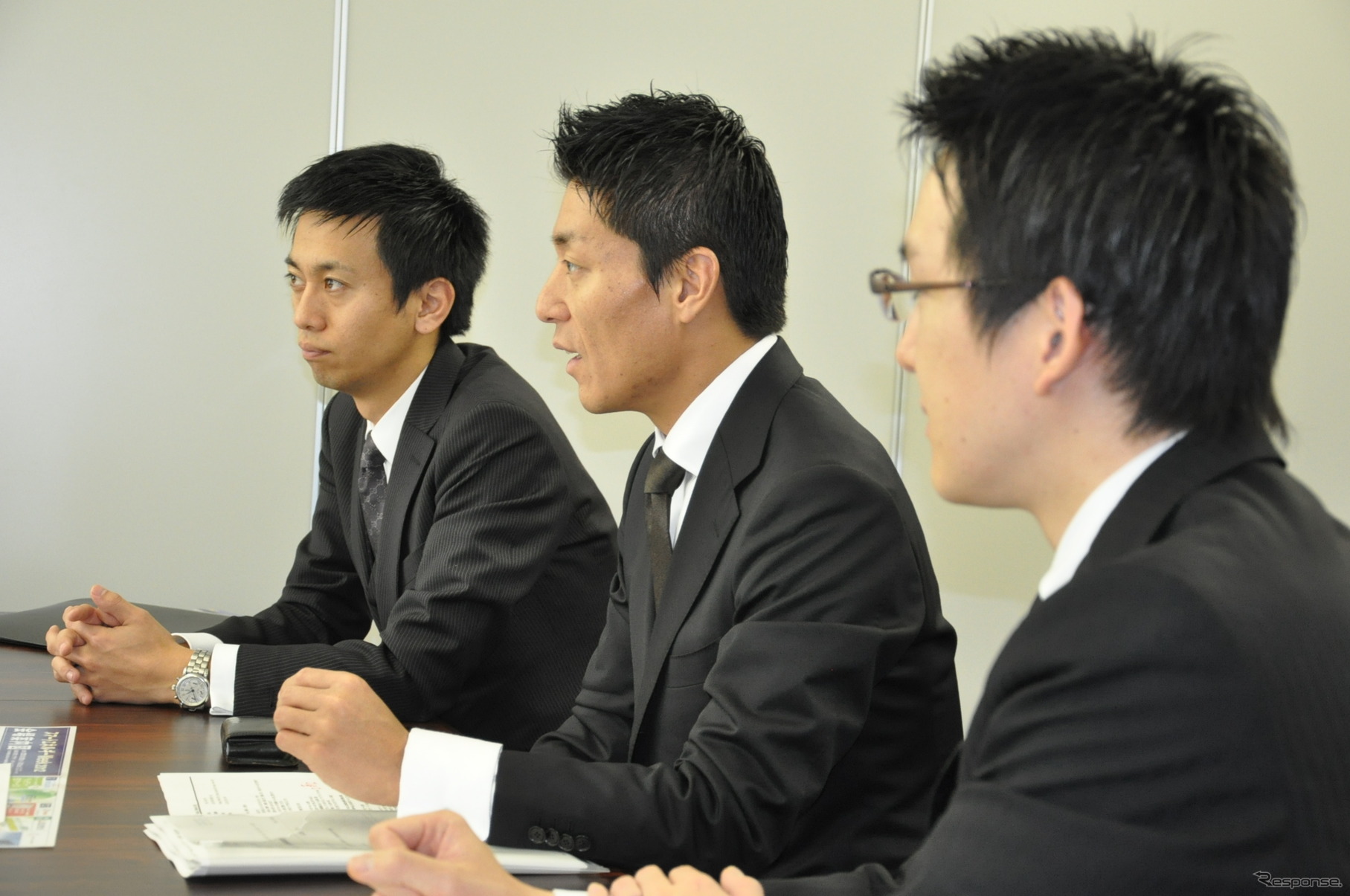 スマートエネルギーWeek 2013事務局長の田中岳志氏（中央）、運営事務局の綾部陽一郎氏（右）、土屋勝利氏