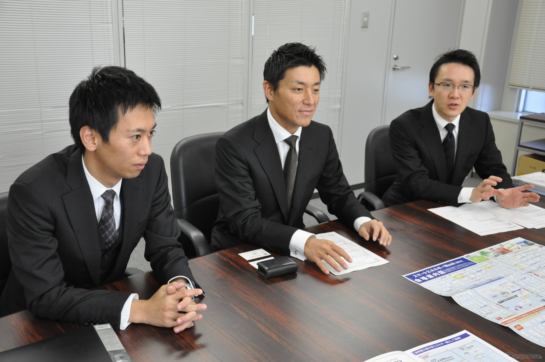 スマートエネルギーWeek 2013事務局長の田中岳志氏（中央）、運営事務局の綾部陽一郎氏（右）、土屋勝利氏