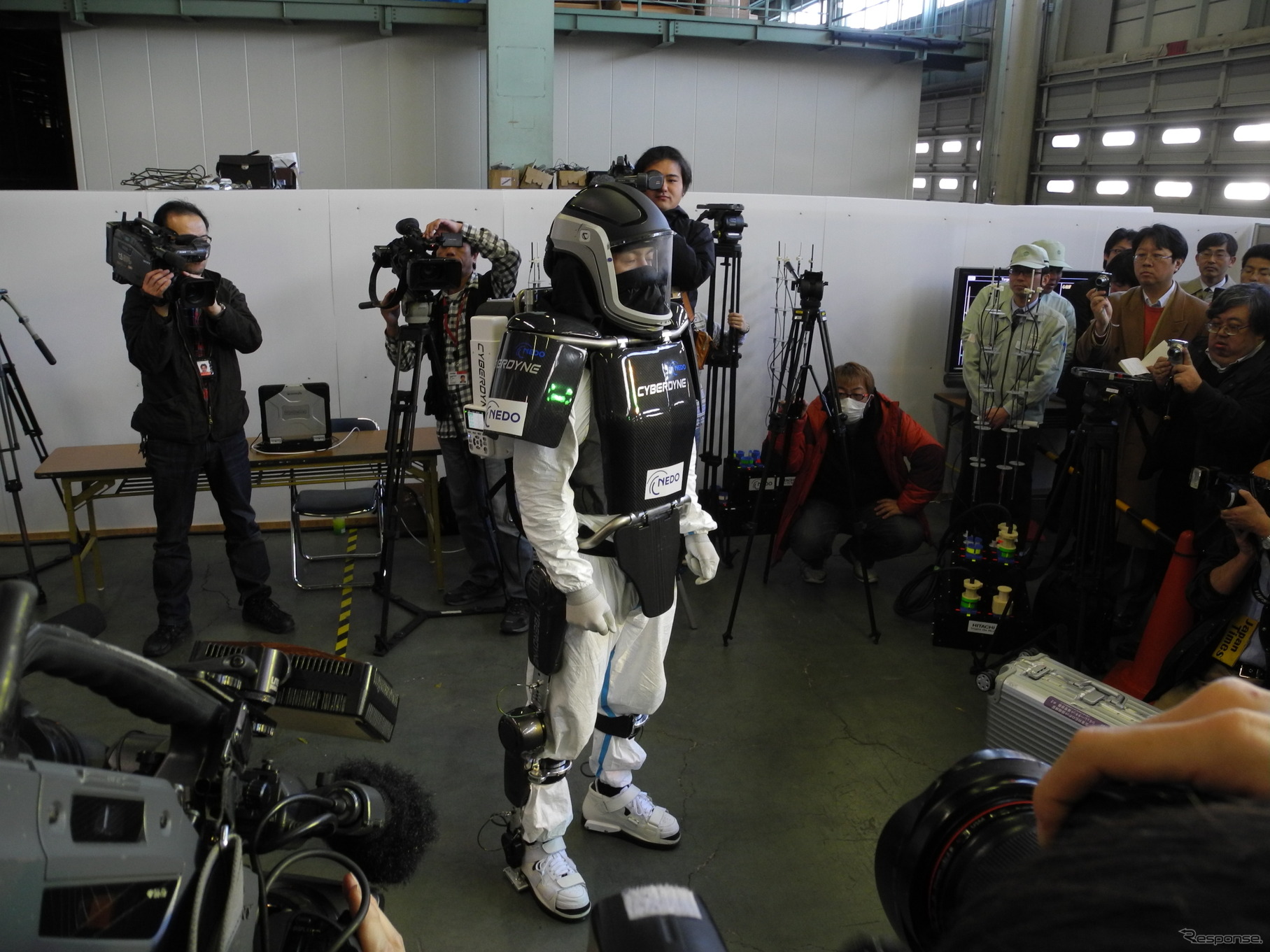 サイバーダインが開発した災害対策用作業アシストロボット